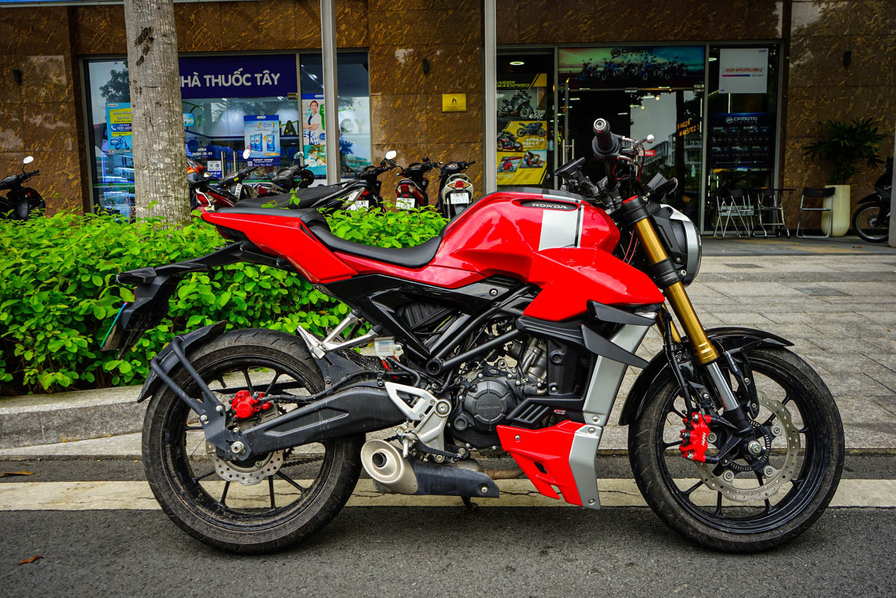 Honda CB150R độ bodykit Streetfighter V4 cực chất | CHAYXE.VN