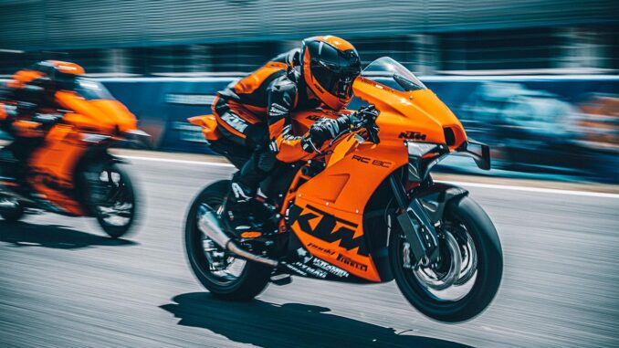 2021-KTM-RC8C-chayxe-vn