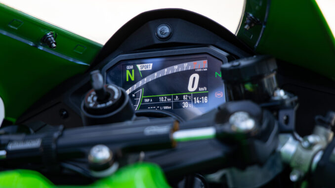 kawasaki-zx-4rr-trinh-lang-trang-bi-giong-zx-10r-chayxe-vn
